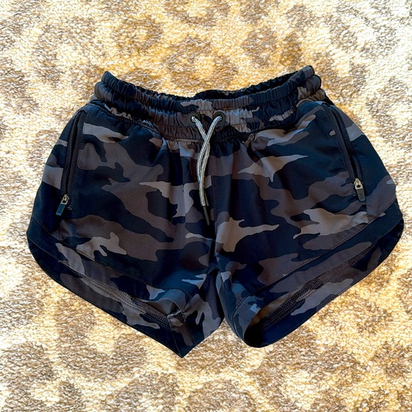 Athleta Girls Camo Shorts Size S/7 - Picture 1 of 2